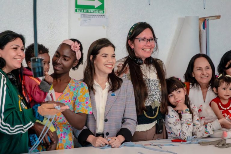 visita-america-ferrera-a-basicos-de-mexico-c-oim-mexico-karla-garcia-conde-09_0